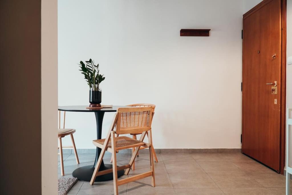 Charming Apartment In Keramikos Athena Bagian luar foto